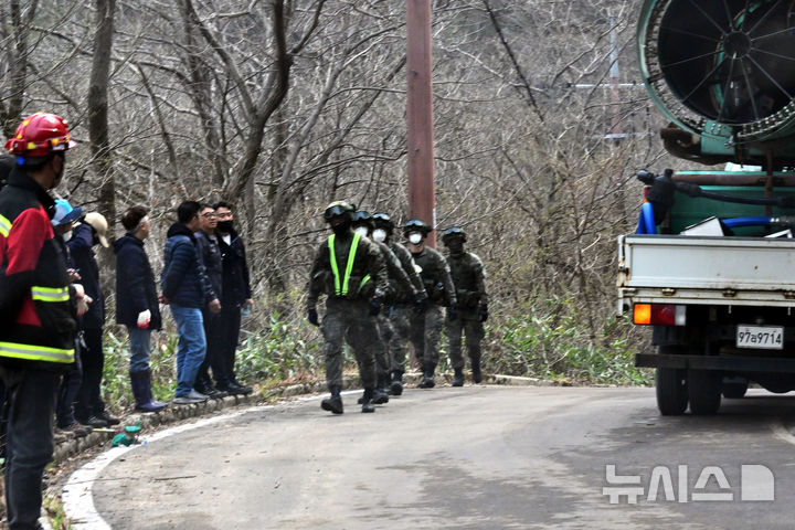 [산청=뉴시스] 차용현 기자 = 경남 산청 산불 발생 8일째를 맞은 28일 오전 군 장병들이 삼장면 대포리 일원에 위치한 산불현장으로 투입되고 있다. 2025.03.27. con@newsis.com