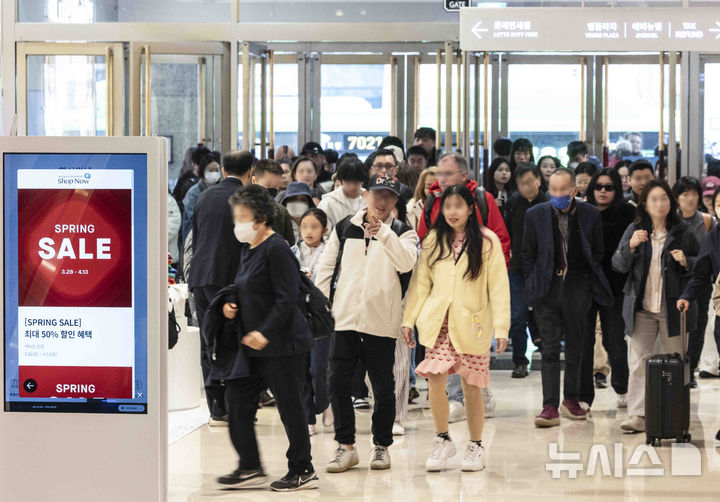 "큰 손 모셔라" 백화점·편의점 특화매장으로 환심산다[외국인 3000만 온다②]