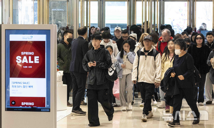 [서울=뉴시스] 김근수 기자 = 롯데백화점 등 국내 백화점 봄 정기 세일. 2025.03.28. ks@newsis.com