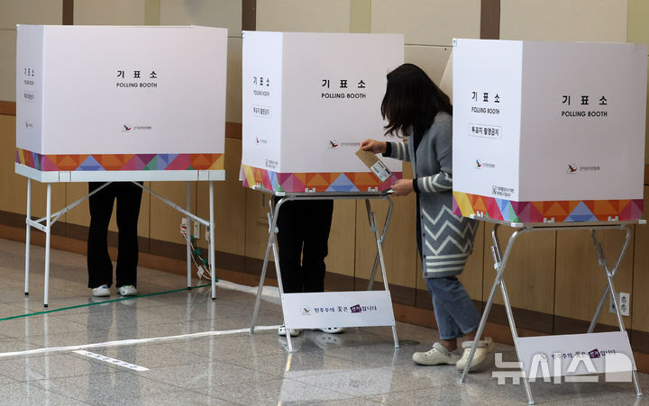 [부산=뉴시스] 하경민 기자 = 4·2 부산교육감 재선거 사전투표 첫날인 28일 부산 남구청 대강당에 마련된 대연제6동사전투표소에서 시민들이 소중한 한표를 행사하고 있다.이번 사전투표는 28·29일 이틀간 오전 6시부터 오후 6시까지 부산지역 206개 사전투표소에서 실시된다. 2025.03.28. yulnetphoto@newsis.com