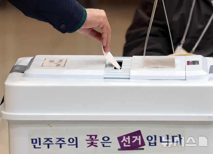 [부산=뉴시스] 하경민 기자 = 4·2 부산교육감 재선거 사전투표 첫날인 28일 부산 남구청 대강당에 마련된 대연제6동사전투표소에서 시민들이 소중한 한표를 행사하고 있다. 2025.03.28. yulnetphoto@newsis.com