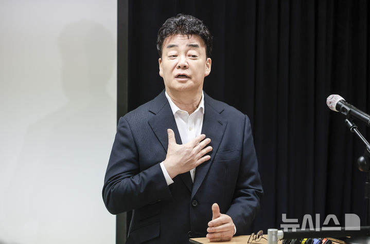 [서울=뉴시스] 정병혁 기자 = 백종원 더본코리아 대표가 서울 서초구의 한 회의공간에서 열린 더본코리아 주주총회에서 취재진의 질문에 답하고 있다. 2025.03.28. jhope@newsis.com