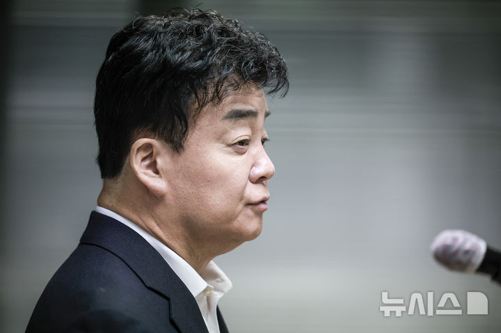 [서울=뉴시스] 정병혁 기자 = 백종원 더본코리아 대표가 서울 서초구의 한 회의공간에서 열린 더본코리아 주주총회에서 취재진의 질문에 답하고 있다. 2025.03.28. jhope@newsis.com