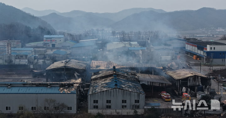 [안동=뉴시스] 김금보 기자 = 28일 경북 안동시 남후면 남후농공단지 공장이 산불피해를 입어 파괴돼있다. 2025.03.28. kgb@newsis.com