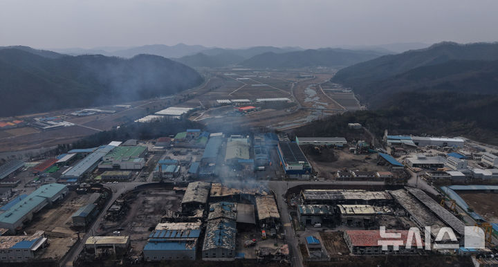[안동=뉴시스] 김금보 기자 = 28일 경북 안동시 남후면 남후농공단지 공장이 산불피해를 입어 파괴돼있다. 2025.03.28. kgb@newsis.com