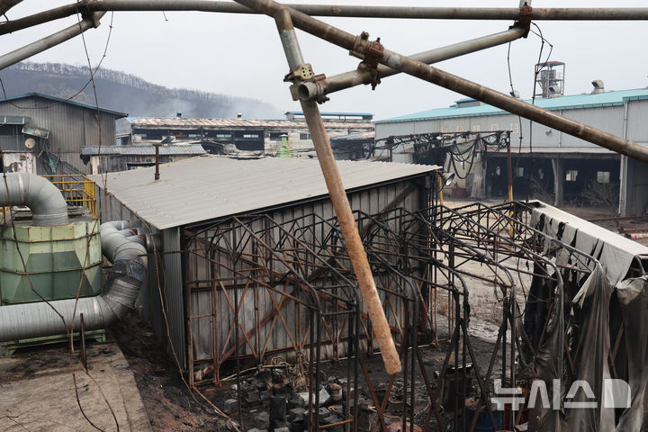 [안동=뉴시스] 김금보 기자 = 28일 경북 안동시 남후면 남후농공단지 공장이 산불피해를 입어 파괴돼 있다. 2025.03.28. kgb@newsis.com
