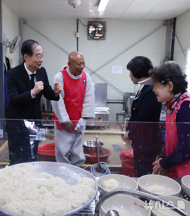[대전=뉴시스] 최진석 기자 = 한덕수 대통령 권한대행 국무총리가 28일 국립대전현충원 내 구암사 나눔의 집 '나마스테'를 방문해 국수나눔 자원봉사자들을 격려하고 있다. (대통령실통신사진기자단) 2025.03.28. myjs@newsis.com