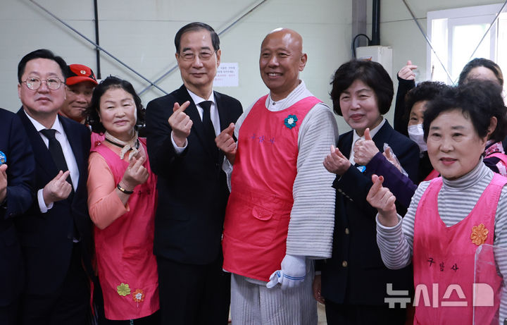 [대전=뉴시스] 최진석 기자 = 한덕수 대통령 권한대행 국무총리가 28일 국립대전현충원 내 구암사 나눔의 집 '나마스테'를 방문해 국수나눔 자원봉사자들을 격려하며 기념촬영하고 있다. (대통령실통신사진기자단) 2025.03.28. myjs@newsis.com