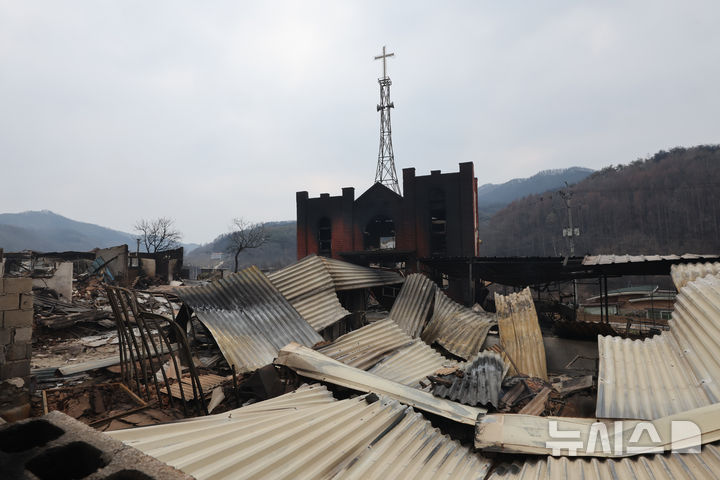 [청송=뉴시스] 김금보 기자 = 28일 경북 청송군 지경리 한 교회 예배당이 산불에 피해를 입어 파괴돼있다. 2025.03.28. kgb@newsis.com