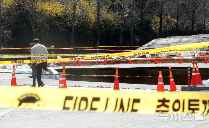 [서울=뉴시스] 김혜진 기자 = 지난달 28일 서울 강동구 명일동 싱크홀 사고 현장에서 관계자가 현장을 살펴보고 있다. 2025.03.28. jini@newsis.com