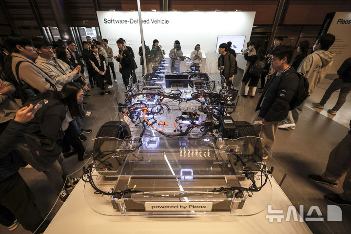 [서울=뉴시스] 정병혁 기자 = 28일 서울 강남구 코엑스에서 열린 현대차그룹 개발자 콘퍼런스 '플레오스(Pleos) 25'에서 참관객들이 SDV(Software-defined Vehicle, 소프트웨어를 중심으로 진화하는 자동차)의 주요 제어기 전시물을 살펴보고 있다. 2025.03.28. jhope@newsis.com