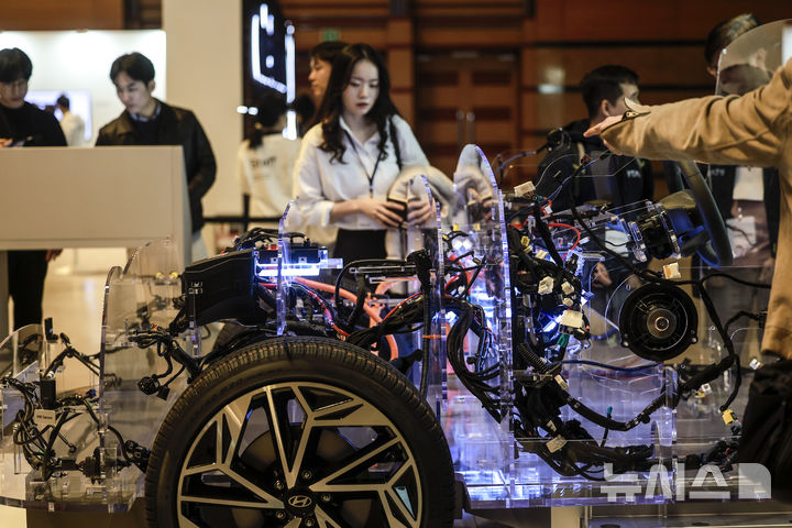 [서울=뉴시스] 정병혁 기자 = 28일 서울 강남구 코엑스에서 열린 현대차그룹 개발자 콘퍼런스 '플레오스(Pleos) 25'에서 참관객들이 SDV(Software-defined Vehicle, 소프트웨어를 중심으로 진화하는 자동차)의 주요 제어기 전시물을 살펴보고 있다. 2025.03.28. jhope@newsis.com