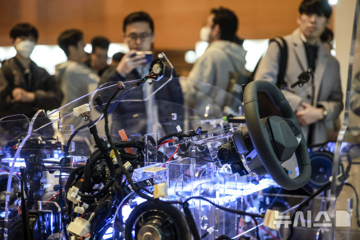 [서울=뉴시스] 정병혁 기자 = 지난 3월28일 서울 강남구 코엑스에서 열린 현대차그룹 개발자 콘퍼런스 '플레오스(Pleos) 25'에서 참관객들이 SDV(Software-defined Vehicle, 소프트웨어를 중심으로 진화하는 자동차)의 주요 제어기 전시물을 살펴보고 있다. 2025.03.28. jhope@newsis.com