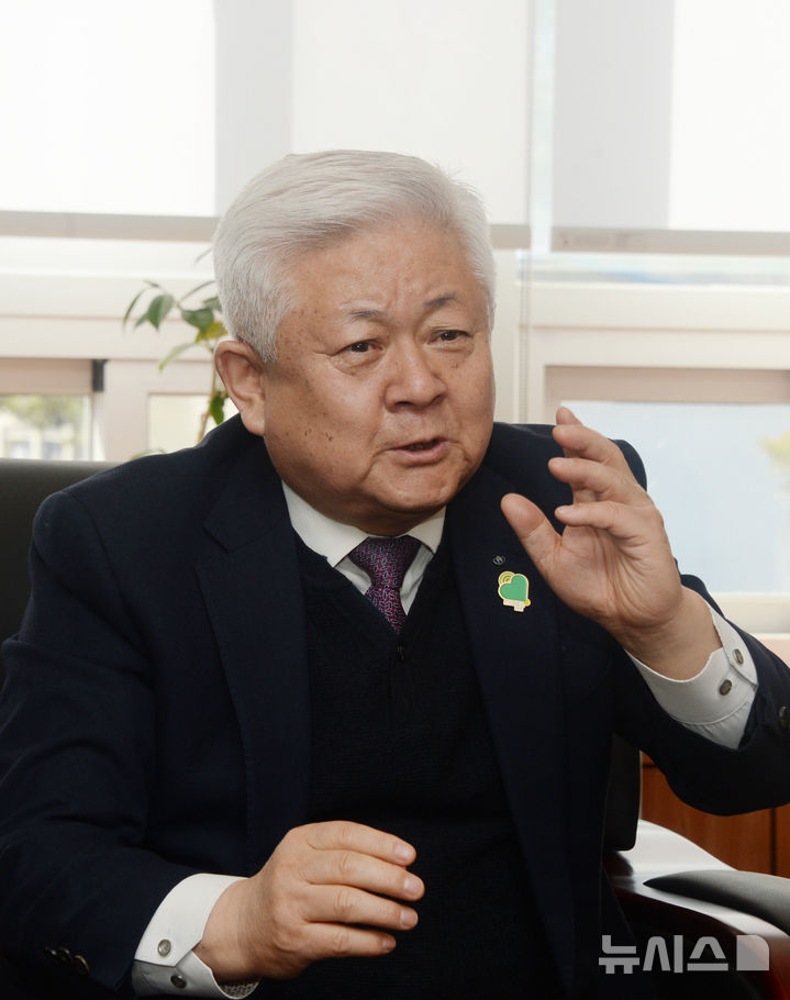 [무주=뉴시스] 김얼 기자 = 황인홍 무주군수가 본사와 인터뷰를 하고 있다. 2025.03.28. pmkeul@newsis.com