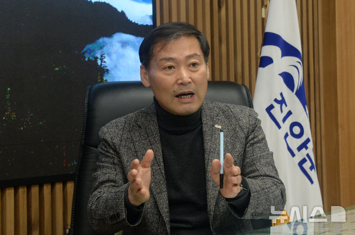 [진안=뉴시스] 김얼 기자 = 전춘성 진안군수가 본사와 인터뷰를 하고 있다. 2025.03.28. pmkeul@newsis.com