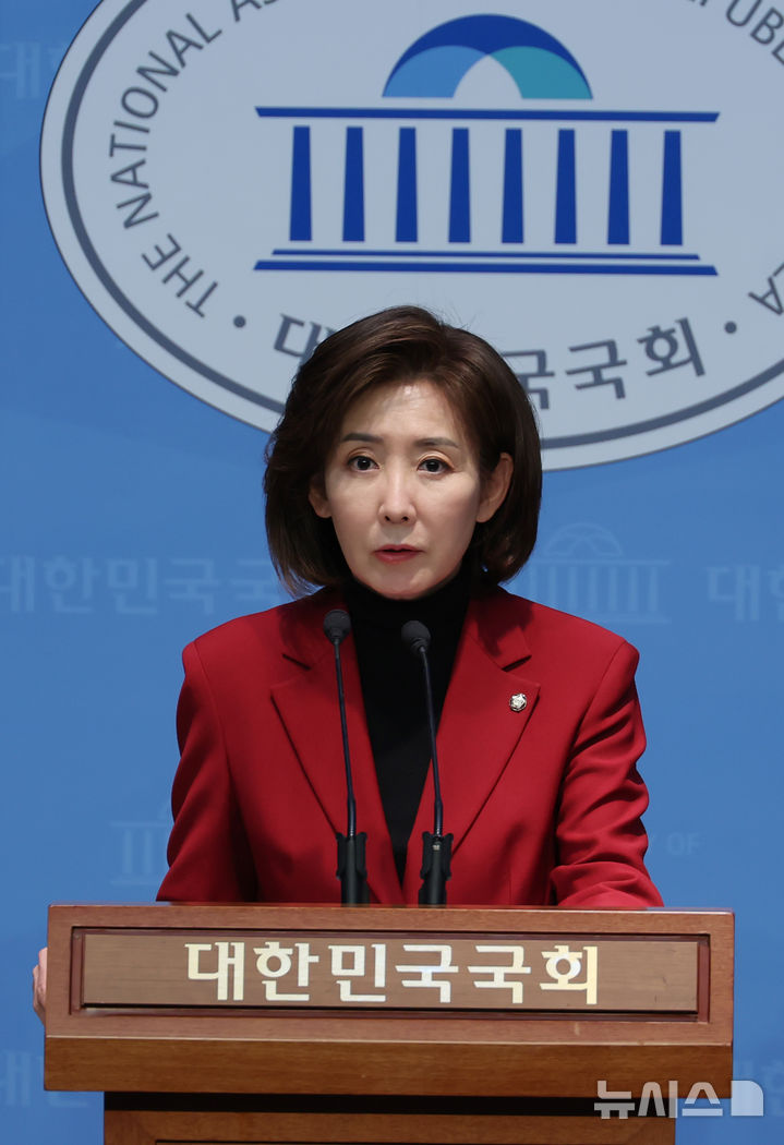[서울=뉴시스] 고승민 기자 = 나경원 국민의힘 의원이 28일 서울 여의도 국회 소통관에서 현안 기자회견을 하고 있다. 2025.03.28. kkssmm99@newsis.com
