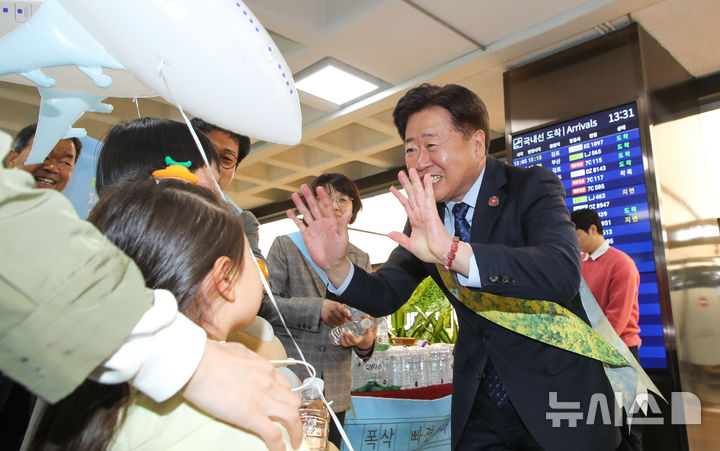 [제주=뉴시스] 우장호 기자 = 오영훈 제주지사가 28일 오후 제주국제공항 1층 대합실에서 열린 '2025 지금, 제주여행-제주에 폭싹 빠졌수다' 홍보 행사를 마친 후 어린이 관광객들에게 인사하고 있다. 제주도는 최근 관광객 감소 상황에 대응해 여행 수요를 촉진하고 지역경제에 활력을 불어넣기 위해 이날부터 4월6일까지 10일간 특별 여행주간을 운영한다. 2025.03.28. woo1223@newsis.com