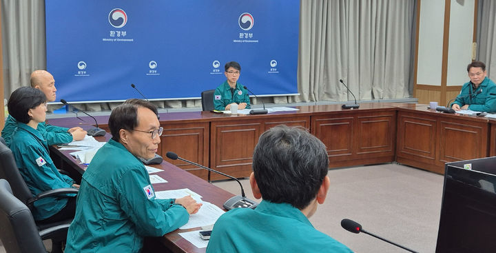[서울=뉴시스] 황준선 기자 = 김완섭 환경부 장관이 지난달 28일 오전 서울 서초구 한강홍수통제소에서 산불 대응상황 점검회의를 주재하고 있다. (사진=환경부 제공) 2025.03.28. photo@newsis.com *재판매 및 DB 금지