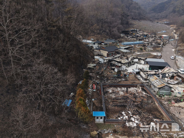[청송=뉴시스] 김금보 기자 = 28일 경북 청송군 파천면 덕천리와 이사리 일대 마을이 산불에 전소돼 있다. 2025.03.28. kgb@newsis.com