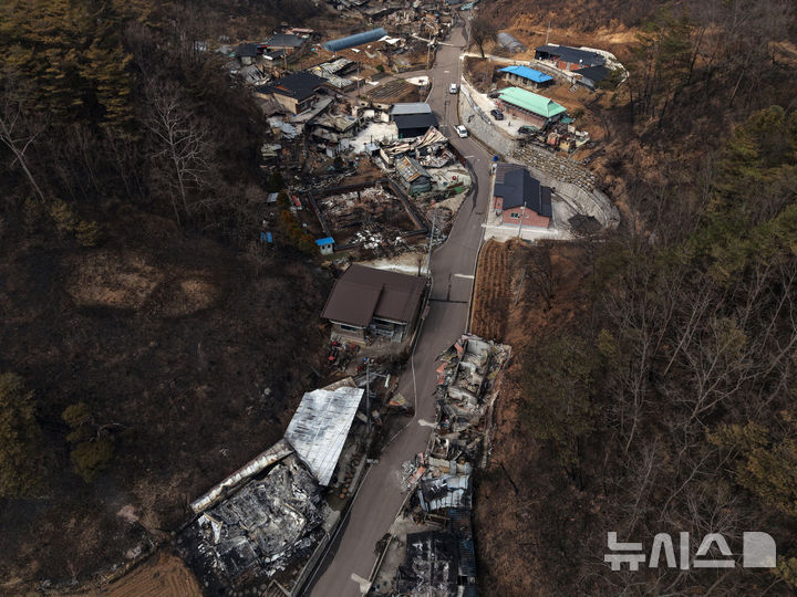 [청송=뉴시스] 김금보 기자 = 28일 경북 청송군 파천면 덕천리와 이사리 일대 마을이 산불에 전소돼 있다. 2025.03.28. kgb@newsis.com