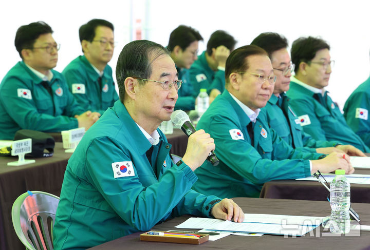 [안동=뉴시스] 최진석 기자 = 한덕수 대통령 권한대행 국무총리가 28일 안동 낙동강변 분수광장 일원에 마련된 산불현장통합지휘본부에서 열린 산불 피해 수습 및 지원대책 현장점검에서 발언하고 있다. 2025.03.28. myjs@newsis.com