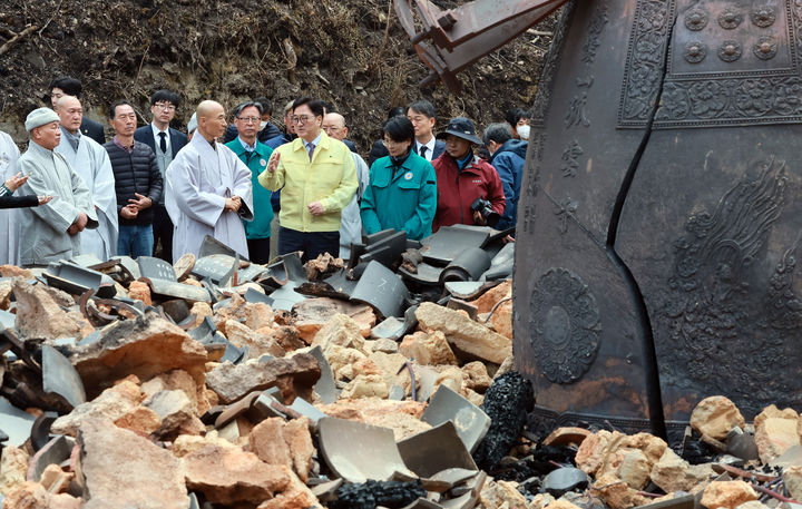 [서울=뉴시스] 조성우 기자 = 우원식 국회의장이 28일 경북 의성군 단촌면 고운사를 찾아 산불 피해 상황을 점검하고 있다. (사진=국회의장실 제공) 2025.03.28. photo@newsis.com *재판매 및 DB 금지