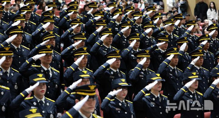 [서울=뉴시스] 고범준 기자 = 지난 3월 28일 서울 은평구 서울특별시 소방학교 대강당에서 열린 제120기 소방공무원 신임교육과정 졸업식에서 졸업생들이 경례를 하고 있다. (사진은 기사와 직접 관련 없습니다) 2025.03.28. bjko@newsis.com