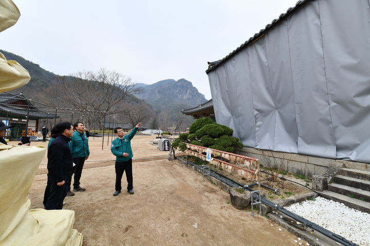 [서울=뉴시스] 김진아 기자 = 최응천(오른쪽) 국가유산청장이 28일 오후 경상북도 청송군 소재 사찰인 대전사를 방문하여 산불 대비 방염포 작업을 한 보물 ‘청송 대전사 보광전’을 관계자들과 함께 점검하고 있다. (사진=문화재청 제공) 2025.03.28. photo@newsis.com *재판매 및 DB 금지