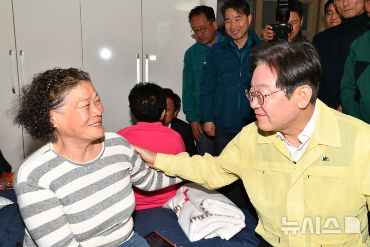 [산청=뉴시스] 차용현 기자 = 더불어 민주당 이재명 대표가 지난 28일 오후 경남 산청군 한국선비문화연구원에 마련된 대피소를 찾아 이재민을 위로하고 있다. 2025.03.28. con@newsis.com