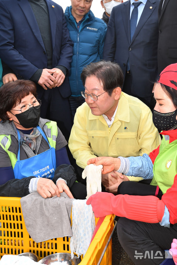 [산청=뉴시스] 차용현 기자 = 더불어 민주당 이재명 대표가 28일 오후 경남 산청군 시천면에 설치된 산불현장지휘소를 찾아 관계자들을 격려하고 있다. 2025.03.28. con@newsis.com