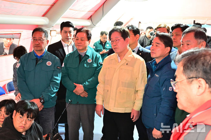 [산청=뉴시스] 차용현 기자 = 28일 오후 경남 산청군 시천면에 설치된 산불현장지휘소를 방문한 더불어 민주당 이재명 대표가 산림청 관계자로부터 산불 상황 보고를 받고 있다. 2025.03.28. con@newsis.com