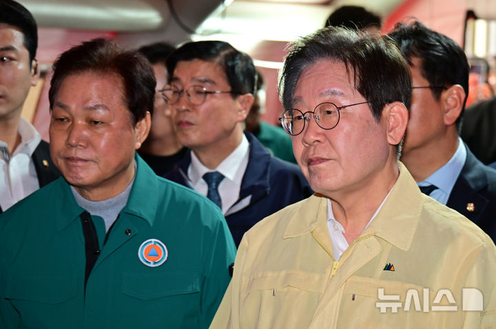 [산청=뉴시스] 차용현 기자 = 28일 오후 경남 산청군 시천면에 설치된 산불현장지휘소를 방문한 더불어 민주당 이재명 대표가 산림청 관계자로부터 산불 상황 보고를 받고 있다. 2025.03.28. con@newsis.com