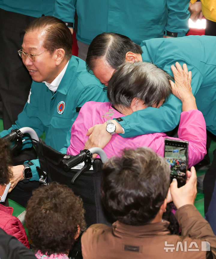 [안동=뉴시스] 최진석 기자 = 한덕수 대통령 권한대행 국무총리가 28일 안동 운흥동 안동체육관에 마련된 주민대피소를 방문해 이재민들을 위로하고 있다. 2025.03.28. myjs@newsis.com
