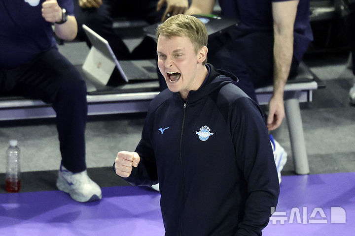 [인천=뉴시스] 최동준 기자 = 28일 인천계양체육관에서 열린 2024-2025 V리그 남자부 플레이오프 KB손해보험 스타즈와 대한항공 점보스의 경기, 대한항공 토미 틸리카이넨 감독이 득점에 성공하자 기뻐하고 있다. 2025.03.28. photocdj@newsis.com