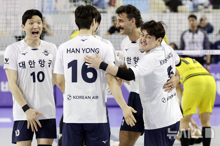 [인천=뉴시스] 최동준 기자 = 지난달 28일 인천계양체육관에서 열린 2024-2025 V리그 남자부 플레이오프 KB손해보험 스타즈와 대한항공 점보스의 경기, 대한항공 선수들이 득점에 성공한 뒤 기뻐하고 있다. 2025.03.28. photocdj@newsis.com