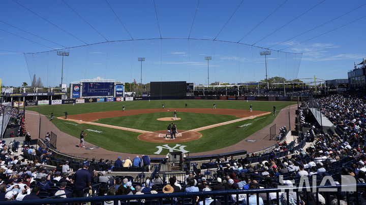 [탬파=AP/뉴시스] 지난 3월6일(현지 시간)에 미 플로리다주 조지 M. 스타인브레너 필드에서 열린 2025 MLB 미네소타 트윈스와 뉴욕 양키스의 스프링 트레이닝 경기를 보러 온 팬들이 관중석을 가득 메우고 있다. 2025.07.16.