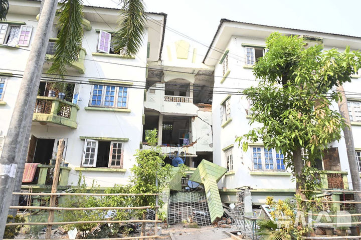 [네피도=AP/뉴시스] 미얀마 군부가 제공한 사진에 28일(현지 시간) 네피도의 한 건물이 지진으로 파손돼 있다. 이날 제2 도시 만달레이에서 발생한 규모 7.7의 강진으로 지금까지 최소 144명이 숨진 것으로 알려졌다. 2025.03.29.