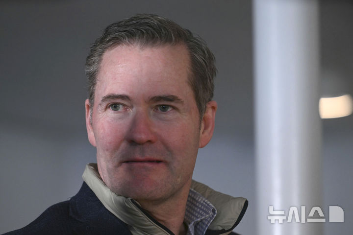 [피투픽=AP/뉴시스]JD 밴스 미 부통령과 함께 지난 28일 그린란드의 미피투픽 미군우주기지를 방문한 마이크 월츠 국가안보보좌관. 민간 시그널 채팅앱에 기자를 실수로 초대한 그에 대한 도널드 트럼프 미 대통령의 분노가 식지 않고 있다. 2025.4.1. 