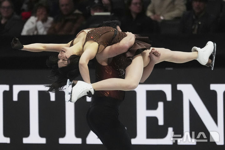 [보스턴=AP/뉴시스] 임해나-권예 조가 29일(한국 시간) 미국 매사추세츠주 보스턴의 TD가든에서 벌어진 2025 국제빙상경기연맹(ISU) 피겨스케이팅 세계선수권대회 아이스댄스 리듬댄스에서 연기를 펼치고 있다. 2025.03.29