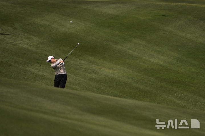 [챈들러=AP/뉴시스] 김효주가 28일(현지 시간) 미 애리조나주 챈들러의 월윈드 골프클럽에서 열린 미국 여자프로골프(LPGA) 투어 포드 챔피언십 2라운드 18번홀에서 샷을 날리고 있다. 김효주는 최종 합계 22언더파 266타로 릴리아 부(미국)와 동타를 이뤄 연장 끝에 우승했다. 2025.03.31.