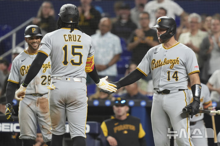 [마이애미=AP/뉴시스] 메이저리그(MLB) 피츠버그 파이리츠 선수단. 2025.03.29