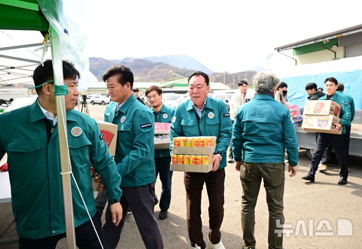 [산청=뉴시스]경남도의회 도의원들이 29일 오전 지리산 산청곶감 작목반 건물 내 산청·하동 산불 현장지휘본부를 찾아 진화대원용 방재물품을 전달하고 있다.(사진=경남도의회 제공) 2025.03.29. photo@newsis.com