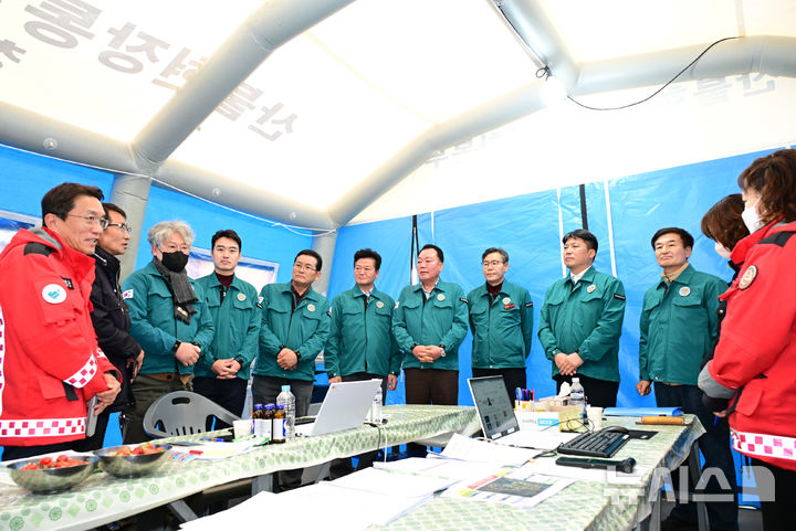 [산청=뉴시스]경남도의회 도의원들이 29일 오전 지리산 산청곶감 작목반 건물 내 산청·하동 산불 현장지휘본부를 방문해 진화대원용 방재물품을 전달한 후 관계자들을 격려하고 있다.(사진=경남도의회 제공) 2025.03.29. photo@newsis.com