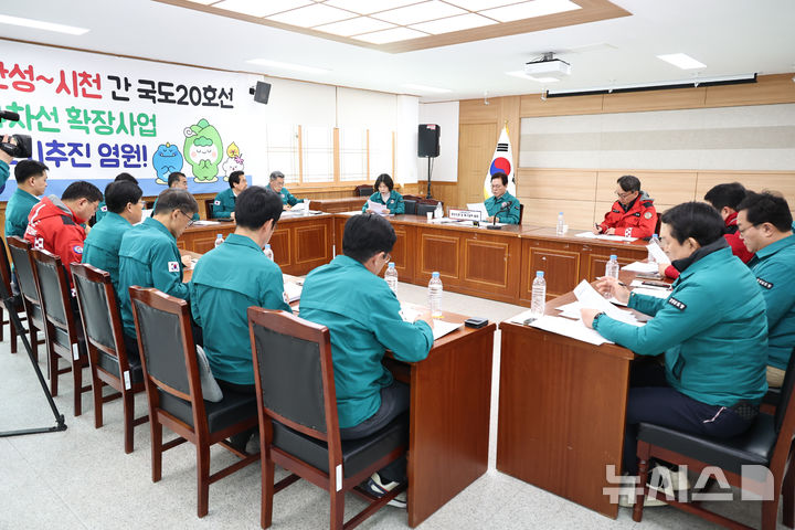 [산청=뉴시스]29일 경남 산청군 산불 현장 인근 시천면사무소에서 박완수 경남도지사가 산불피해지역 주민지원 및 복구대책 마련을 위한 긴급 현장대책회의를 주재하고 있다.(사진=경남도 제공) 2025.03.29.photo@newsis.com