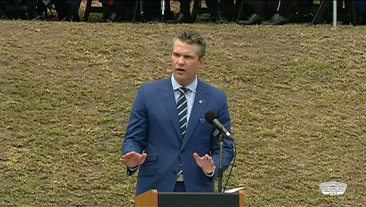 [뉴시스]피트 헤그세스 미국 국방장관이 29일 일본 이오토섬에서 진행된 미일 합동 위령식에서 발언하는 모습. (사진=미 국방부 유튜브 캡처) 2025.3.29 *재판매 및 DB 금지