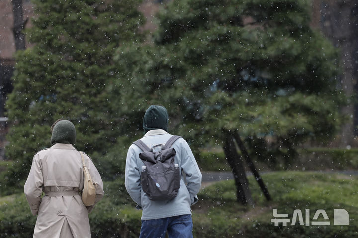 충남권 일부 지역 밤까지 눈…맹추위에 빙판길도 유의