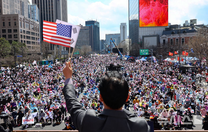 [서울=뉴시스] 황준선 기자 = 자유통일당 등 보수단체 회원들이 29일 오후 서울 중구 세종대로에서 윤석열 대통령 탄핵 반대 집회를 하고 있다. 2025.03.29. hwang@newsis.com