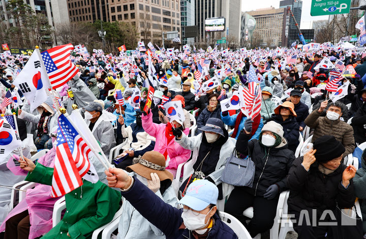 [서울=뉴시스] 황준선 기자 = 자유통일당 등 보수단체 회원들이 29일 오후 서울 중구 세종대로에서 윤석열 대통령 탄핵 반대 집회를 하고 있다. 2025.03.29. hwang@newsis.com
