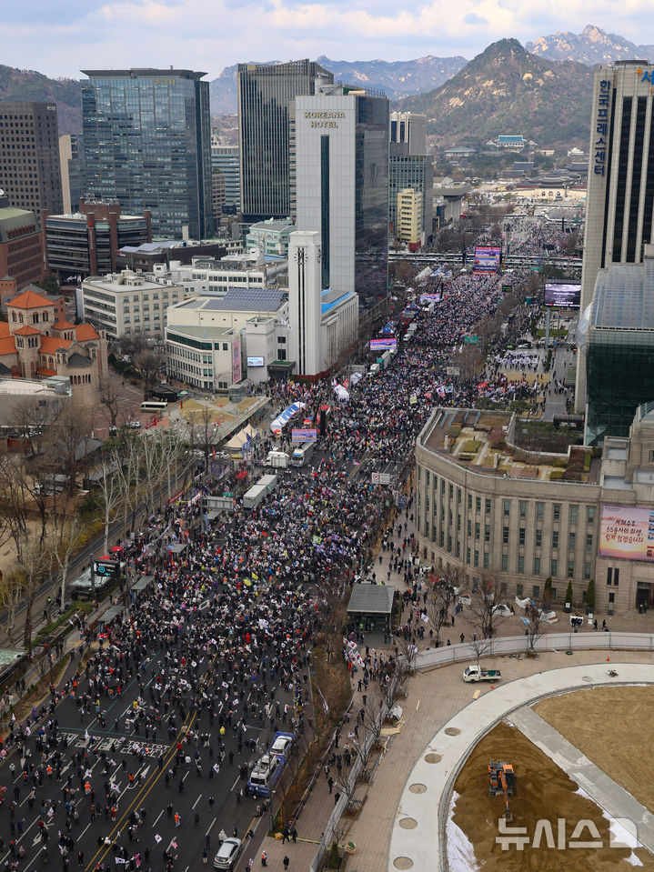 [서울=뉴시스] 황준선 기자 = 자유통일당 등 보수단체 회원들이 29일 오후 서울 중구 세종대로에서 윤석열 대통령 탄핵 반대 집회를 하고 있다. 2025.03.29. hwang@newsis.com