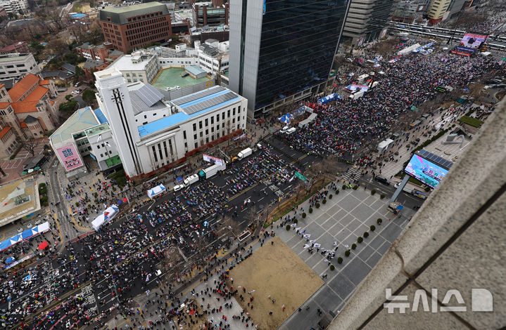 [서울=뉴시스] 황준선 기자 = 자유통일당 등 보수단체 회원들이 29일 오후 서울 중구 세종대로에서 윤석열 대통령 탄핵 반대 집회를 하고 있다. 2025.03.29. hwang@newsis.com